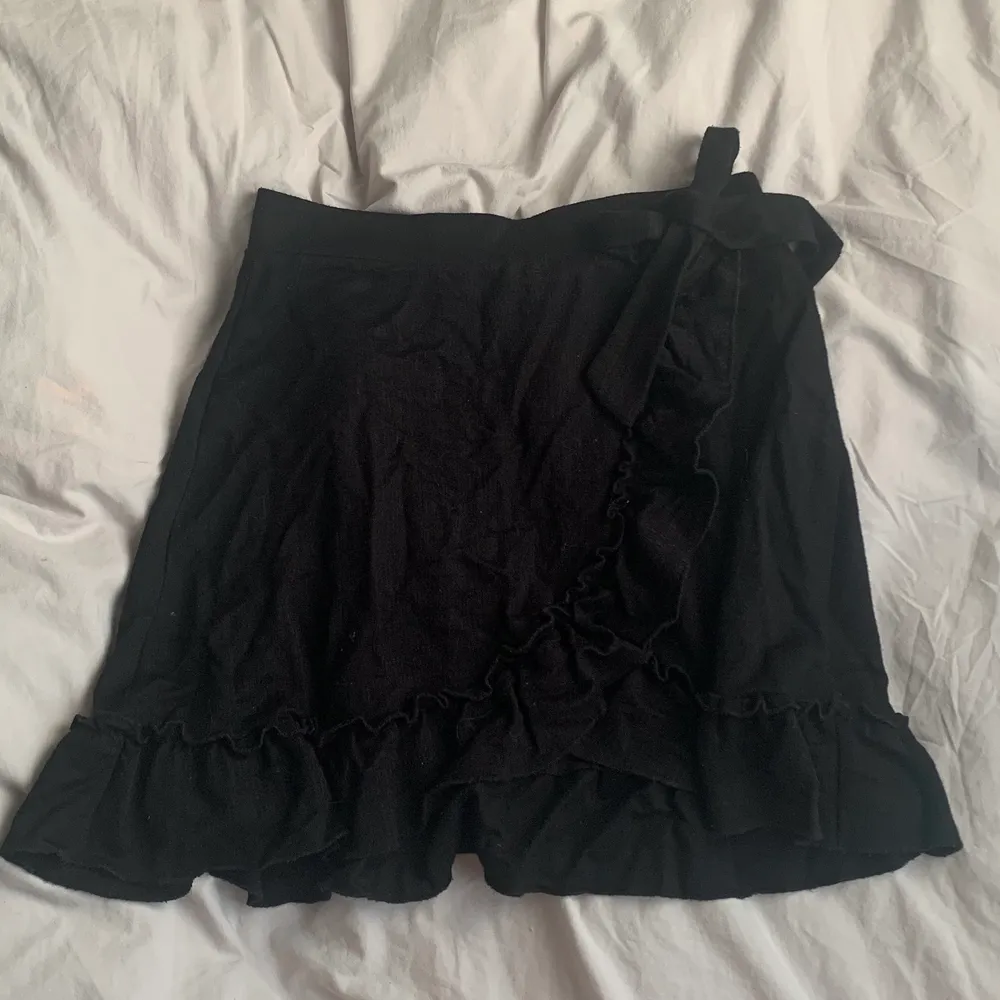 Jättesöt kjol perfekt till sommaren, svart färg och går omlott med en knytbar rosett💖 resor i midjan! säljer för att den inte kommer till användning längre. Kjolar.