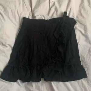 Jättesöt kjol perfekt till sommaren, svart färg och går omlott med en knytbar rosett💖 resor i midjan! säljer för att den inte kommer till användning längre