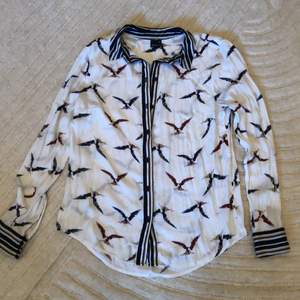 Fin mönstrad blus med fåglar från Gina Tricot, perfekt sommarbius till jeansen 