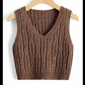 Brun stickad väst - Säljer denna sjukt snygga och trendiga bruna väst. Den har en lite rödare underton i färgen än vad som framkommer på bilden 💕 aldrig använd