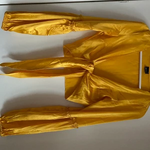 Snygg sidentopp - Snygg sidentopp från gina, i storlek 36. Sparsamt använd.