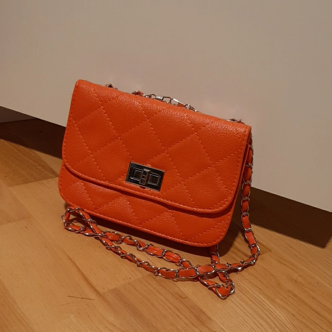 Orange minihandväska