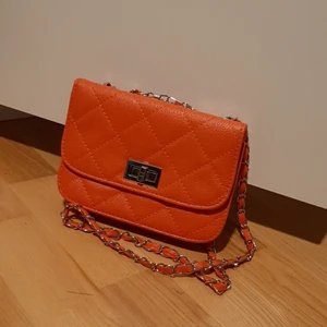 Orange minihandväska - Färgglad liten handväska, inte använd så i fint skick!