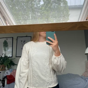 Somrig blus - En supergullig blis från Zara kids. endast använd en gång. den är köpt på barnavdelningen men motsvarar en XS. Supermjuk och superhärlig. Många fina detaljer på tröjan som blir väldigt fina tillsammans! 