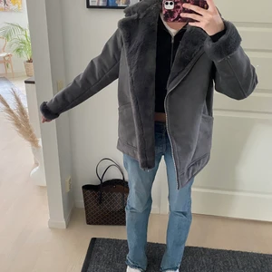 Grå mocka jacka med päls - Säljer en skit snygg grå mocka jacka som knappt kommit till användning!! Köptes för 600kr och säljer för 300kr som ett startpris 🤝🤝 