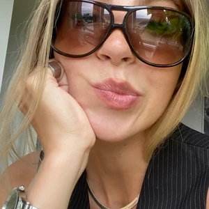 Solglasögon i tonad brun - Magiska solglasögon i en tonad mörkbrun👓                                                                               •Endast old second hand/vintage label•ALLA varor tvättas, steamas, rollas•Varorna är i secondhand skick- om inget annat anges. •Inga defekter hålls dolda dock bär köparen ansvaret för att inte missförstå skick + skapa korrekt uppfattning om varan•Ingen retur/ångerrätt•Pris/vara+ frakt 66kr, spårbart Postnord •Budgivning i kommentarsfält vid större intresse•