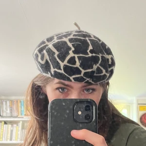 Basker - Spännande basker i mönster. Står ingen storlek men typ 58  