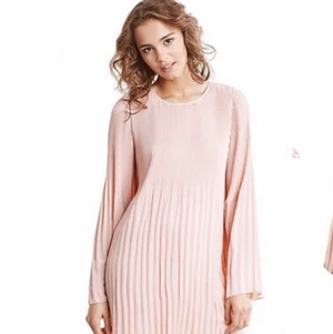 Plisserad klänning - Söt plisserad klänning från Bikbok som bara är använd EN gång🌸 nyskick!!!💗