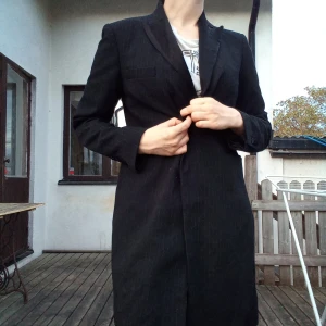 Svart kappa från Zara. FRI FRAKT! - Svart kappa från Zara med tunna vita ränder. Storlek M i bra skick. Alltid fri frakt!