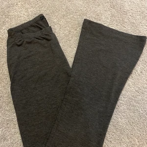 M - Utsvängda byxor, mjuk material, använda 1 gång. 