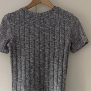 Grå topp - En jättefin grå topp från Zara