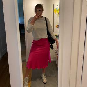 En rosa weekday kjol i storlek 36! Rätt stretchig så passar personer med storlek S och M :) 
