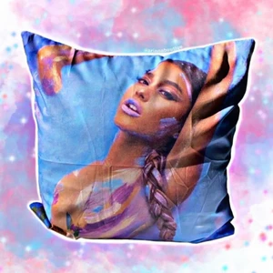Ariana Grande GIAW Pillow Case - Inkluderar = ett Ariana Grande GIAW kuddfodral                      I lager = 2 i lager                                                                         Om = 45cm x 45cm, denna Ariana Grande kuddfodralet är super fint & perfekt till ditt Ariana Grande rum!!