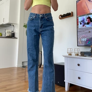 Mörkblåa halvmidjade jeans - Så snygga jeans med en halvt hög midja! Så bekväma och snygga på. Har varit en Favvo men har aldelles för många jeans så tänkte att jag säljer dom till någon annan istället! Storlek 34 och i väldigt fint skick! Bra i längden på mig som är 170☺️ skriv privat för mer bilder eller frågor! 