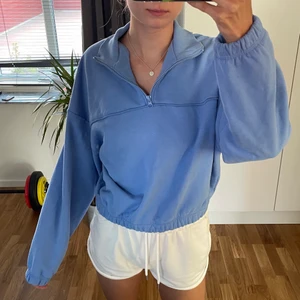 Blå half zip sweater - En jättemysig och snygg tröja i en superfin blå färg!! Köptes från weekday för 1,5 år sen så finns ej kvar. Den är jätteskön inuti. Storlek Xs men passar även S! Säljer då den inte kommer till användning tyvärr 🤍
