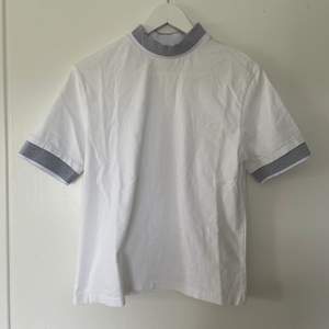 T-shirt med silver-glittrig hög krage. Aldrig använd. Ny pris 1499 kr. Säljer för 499 men pris kan diskuteras! 