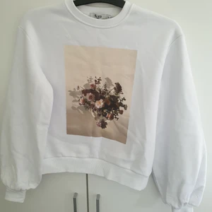 NA-KD sweatshirt  - Jättefin sweatshirt från NA-KD som endast är testad och alltså är i nyskick. Storlek xxs men passar xs och möjligtvis även s. Säljer pga inte min stil. Köparen står för frakt, betalning sker via swish. 💞💞💞