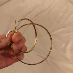 Hoops  - Möts upp på Södermalm eller fraktar men då står köparen för frakten. 