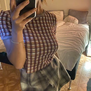 Rutig tshirt  - Säljer denna rutiga tshirten från em mycket gammal kollektion av zara. Sitter super najs på. 