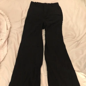 Vida kostymbyxor - Har för många svarta kostymbyxor så säljer dessa! Vida i benen men tajta i midjan. Möts upp på Södermalm eller fraktar men då står köparen för frakten! Passar S