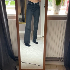 Straight leg jeans från chiquelle - Svarta jeans från chiquelle som är nästan oanvända. Jeansen är i storlek 36 och har en jättebra passform.  Hör gärna av er om ni undrar något :)