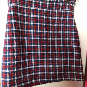 Rutig kjol från Topshop S32/XXS  - Sparsamt använd kjol. Inköpt från Nelly för ett par år sedan. Ingen stretch. 