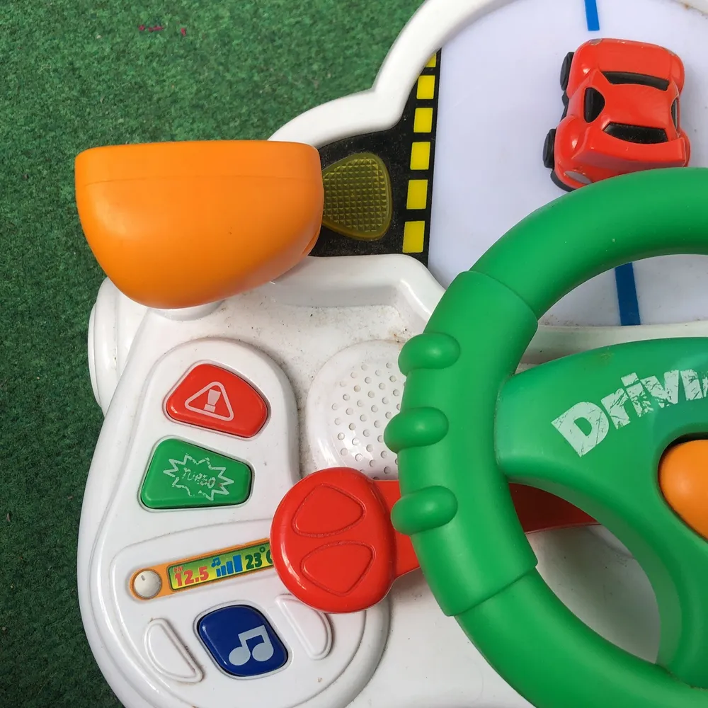  En jättefin och practice full leksak den är lite använd och behöver batterier men annars funkar den helt fel fritt rekommenderas för småbarn . Övrigt.