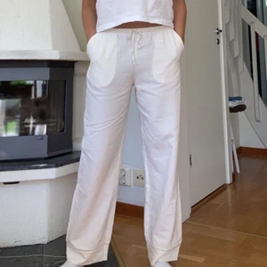 Vita linnebyxor - Ett par supersnygga lågmidjade linnebyxor med en broderad kant vid sömmarna🤩 Perfekta att ha nu på sommaren! Endast använda ett fåtal gånger. Köparen står för frakt💕