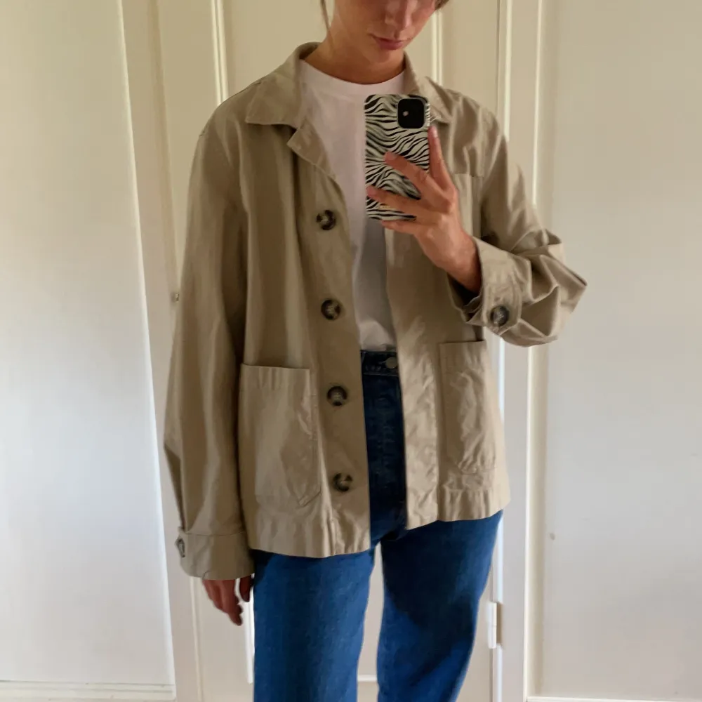 Superfin kort trenchcoat för sommar och vår💛 Tidlös, stilren och perfekt till både byxor och klänning. Frakt tillkommer🥰. Jackor.