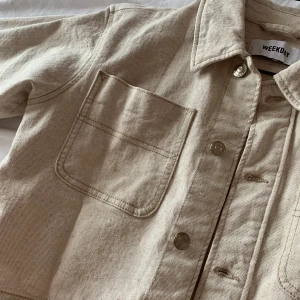 Jeansjacka från WEEKDAY - Säljer denna superfina beigea jeansjacka från WEEKDAY då den tyvärr har blivit för liten för mig! Nypris 399kr, mitt pris : 249 INKL frakt💞💞