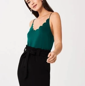 Svart kjol med knyte  - Jätte fin svart kjol från Gina med knyte i midjan, sparsamt använd och i väldigt bra skick inte nopprig osv. Passar bra på mig som är 163, kontakta mig för mer info och bilder 