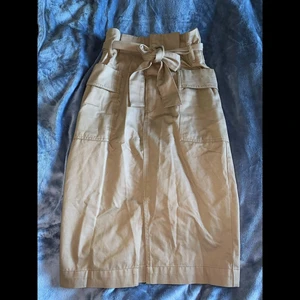 Kjol från H&M  - Säljer en kjol från H&M i storlek 36🦋