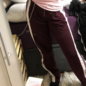 adibreak track pants vinröd - Använt ett par gånger. Fortfarande lika fina. Skriv privat för flera bilder.