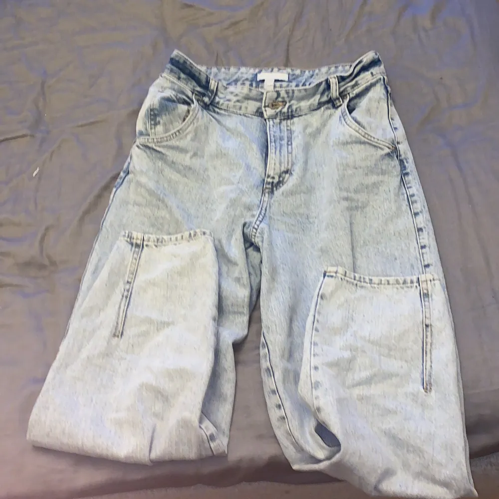 Supersnygga mom jeans som tyvärr inte är något för mig. Sparsamt använda och är i nyskick. Köpta för 300 mitt pris 199.. Jeans & Byxor.