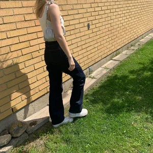 Jeans  - Jättefina jeans i bra skick. Säljer då dem inte kommer till användning. Dem är bra längd för mig och gör över skon för mig som är ca 170cm. 