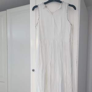 Vit bal/bröllopsklänning med detaljer upptill. Klänningen är i storlek 38, den har detaljer i pärlor upptill.