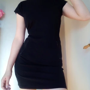 Svart klänning från Filippa K. Strl S. FRI FRAKT! - Svart klänning från Filippa K storlek S. Två fickor med dragkedja fram. Gott skick. Alltid fri frakt!