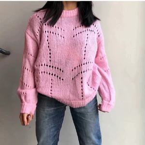 Rosa stickad tröja!! - Säljer min fina och jättesköna rosa stickade tröja, storlek S. Använd fåtals gånger. Kan fraktas då köparen står för frakt eller mötas upp i Stockholm!!💓💓