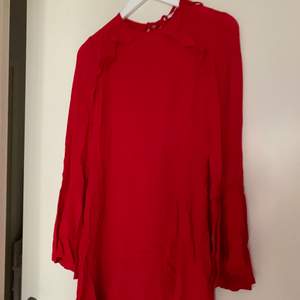 En SÅ fin röd klänning från Pull & Bear. Öppen rygg med knytning i nacken. Fina volangdetaljer i fram och på de vida ärmarna. Köpt för några år sedan, endast använd ett par gånger. Kommer tyvärr inte till användning längre. Köparen står för frakten ☺️