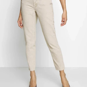 Jeans fra Gina - Str: 34 - 499kr Selger min helt ubrukte bukse fra Gina, fordi jeg ved en feil kjøpte for liten størrelse.   Buksen er nydelig, og passer til hverdags og fest. Flere bilder kan bli sendt dersom det ønskes. ☺️✨