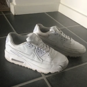 Vita Nike skor - Jag älskar de här skorna men de har blivit för liten för mig. Jag hittade dem gömd under mina andra skor. Orginal priset var 1299kr när jag köpte dem. Jag har använt dem ungefär 3-4 gånger.