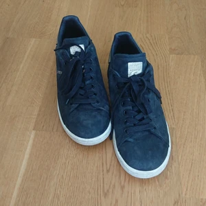 Stan Smith mocka - Stan Smith i svart mocka med detaljer i guld, inte mycket använda men något slitna på det guldiga