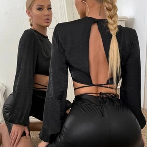 Topp - Säljer denna ursnygga topp som tyvärr var för liten för mig, helt oanvänd och endast testad i storlek S: säljer för 90kr inklusive frakt , budgivning sker privat💕💕