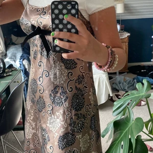 Klänning - Supergullig klänning från Day birger et mikkelsen. Säljer då den är lite kort på mig (175cm). Fin med elelr utan en t shirt under💖