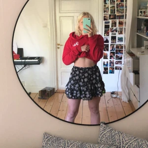 Kjol - Säljer en fin blommigkjol då jag föredrar längre kjolar.. Den är i storlek 164 men jag som brukar ha S kan ha den, prislappen sitter kvar 💞 149 inklusive frakt