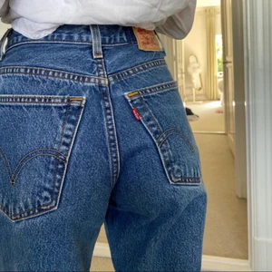 Vintage Levis 569 - Baggy Levis jeans med tag bak! Super fin tvätt✨! Midjemåttet: 35 cm innersöm: 63 cm! Jag är 1,63 cm om de är till någon hjälp☺️ 