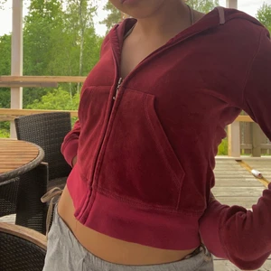 Juicy kofta - Älskar den men kommer aldrig till användning, köptes secondhand men är i väldigt bra skick och sitter som dem juicy koftor som gjordes förr👆😍😍