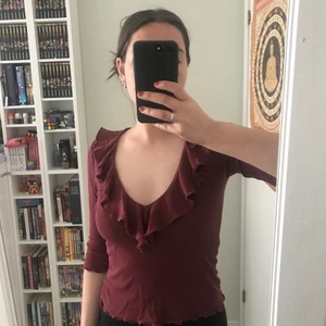 Tröja med volanger - Snygg urringad vinröd tröja med volanger, storlek S