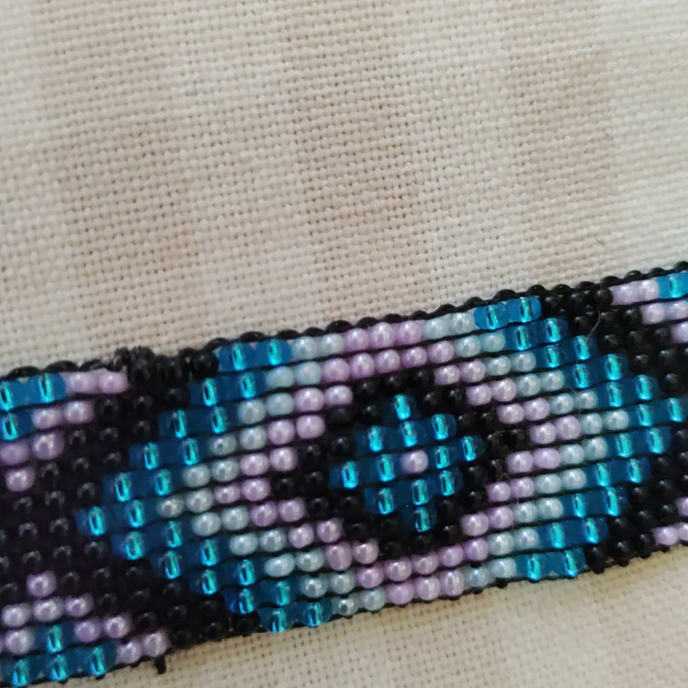 Här är ett handgjort armband jag har gjort som är i typ 20 cm långt. Färger: svart,lila,ljus blå och blå. Kan göras i andra färger kontakta bara mig så kan jag säga i vilka färger jag kan göra i just nu och så kan man säga hur långt man vill ha. Den här 
