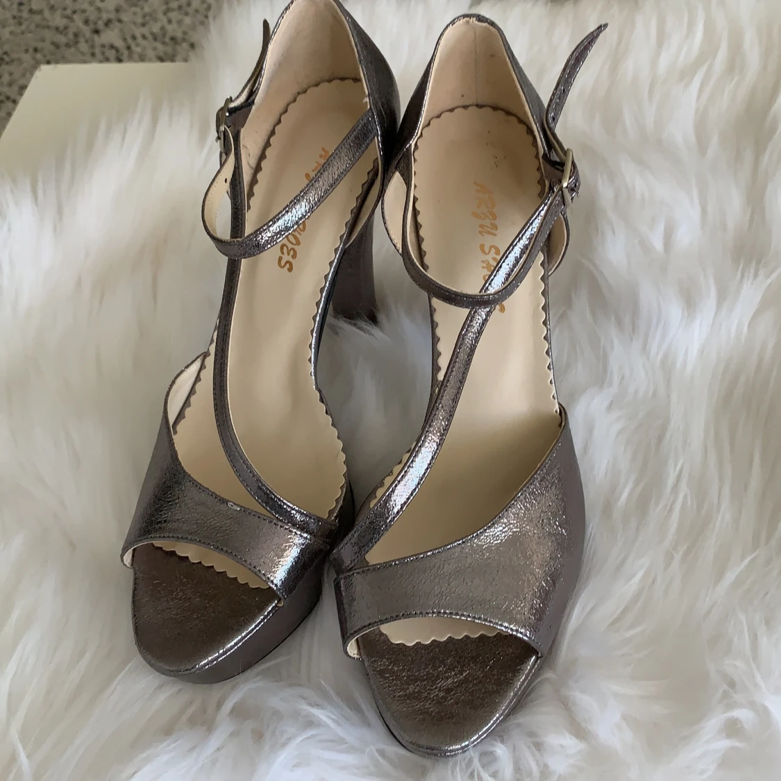 Glittriga Silver klackar-storlek 40- aldrig använt  - 90